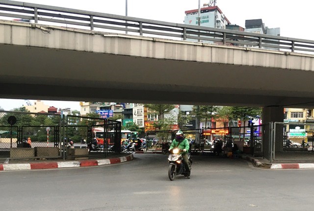 Cuoi tuan, cac phuong tien dua nhau di nguoc chieu o Nga Tu So - Hinh anh 6