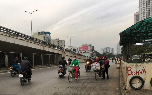 Cuoi tuan, cac phuong tien dua nhau di nguoc chieu o Nga Tu So - Hinh anh 1