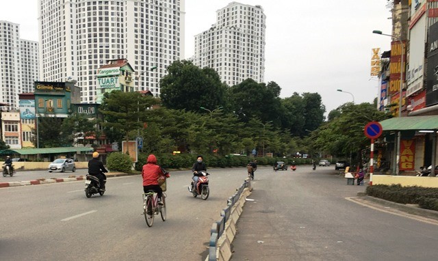 Cuoi tuan, cac phuong tien dua nhau di nguoc chieu o Nga Tu So - Hinh anh 7