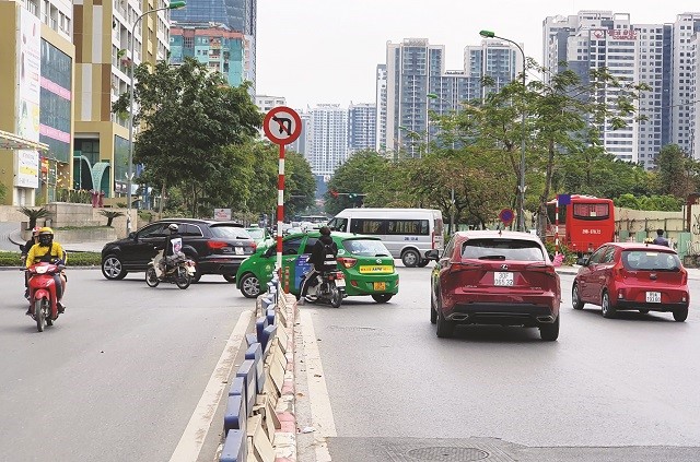 [Diem nong giao thong] Nhieu phuong tien quay dau noi co bien cam - Hinh anh 1