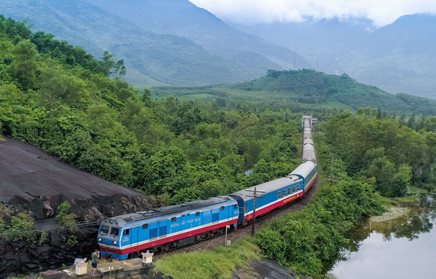 Duong sat giam gia ve, TP Ho Chi Minh di Ha Noi chi tu 450.000 dong - Hinh anh 1