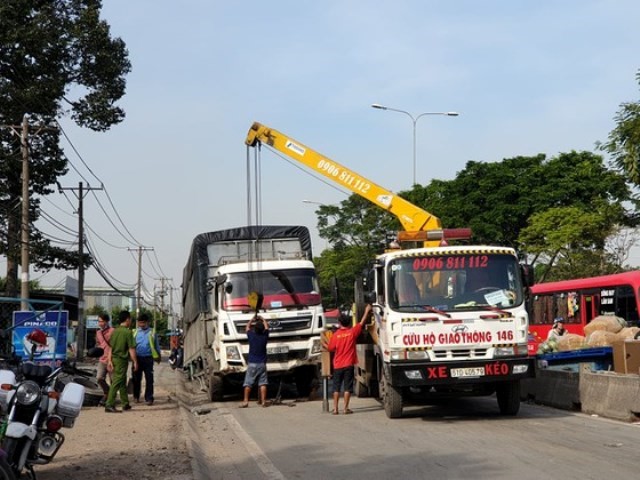 Xe tai tong dai phan cach tren quoc lo 1, giao thong un u nhieu gio - Hinh anh 1