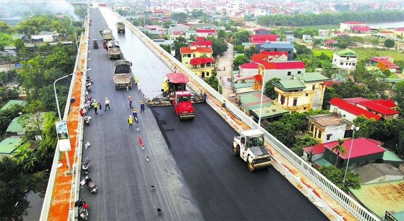 Hoi ha tren cong truong sua mat cau Thang Long - Hinh anh 1