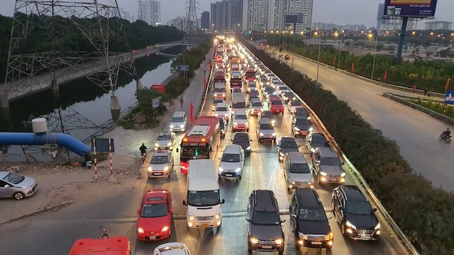 Nguoi dan un un do ve Ha Noi sau ky nghi Tet Duong lich - Hinh anh 1