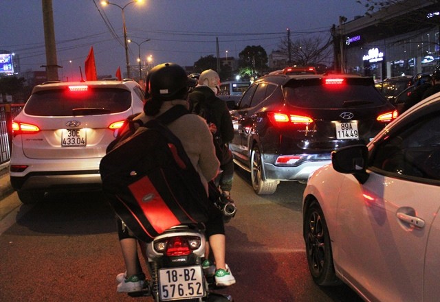 Nguoi dan un un do ve Ha Noi sau ky nghi Tet Duong lich - Hinh anh 12