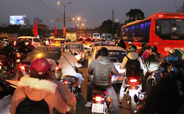 Nguoi dan un un do ve Ha Noi sau ky nghi Tet Duong lich - Hinh anh 13