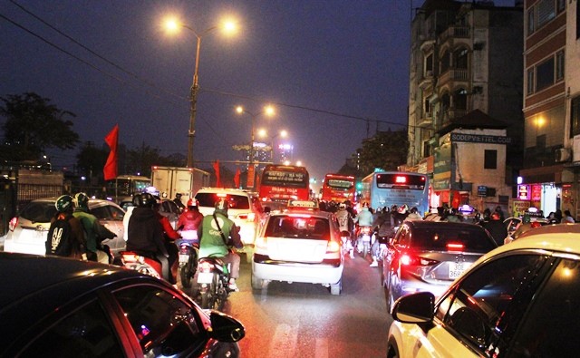 Nguoi dan un un do ve Ha Noi sau ky nghi Tet Duong lich - Hinh anh 14