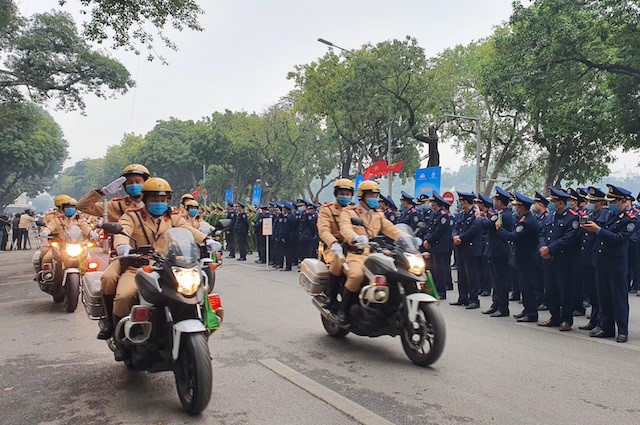 Chu tich UBND TP Ha Noi Chu Ngoc Anh: Trien khai quyet liet nhiem vu dam bao trat tu, an toan giao thong - Hinh anh 2