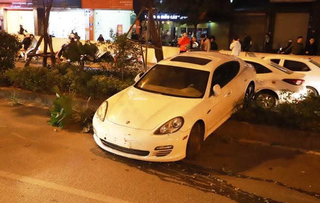 Ha Noi: Xe Porsche mat lai, tong do nhieu cay xanh, nghi do tai xe dot quy - Hinh anh 1