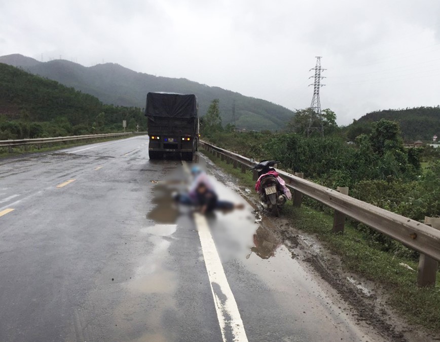 Tren duong cho vo con ve que, nguoi dan ong bi container can tu vong - Hinh anh 1