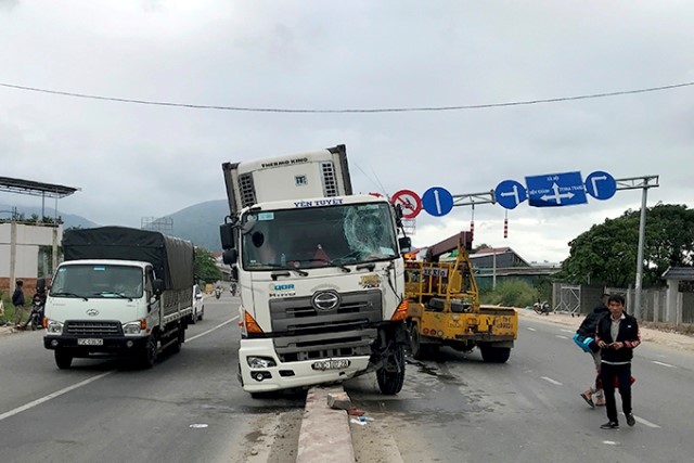 Tai nan giao thong moi nhat hom nay 11/1: Xe container mat lai, tong sap tru bien bao giao thong - Hinh anh 2