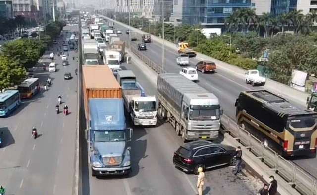 Ha Noi: Mercedes va cham voi xe tai, duong tren cao un tac - Hinh anh 1