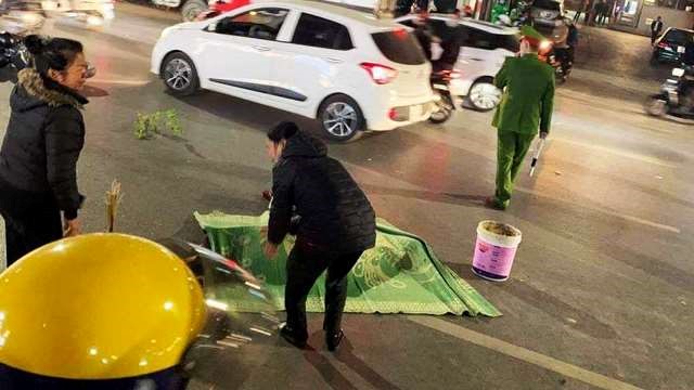 Ha Noi: Di bo qua duong, mot phu nu bi xe may dam tu vong - Hinh anh 1