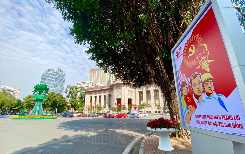 Ha Noi: Trang tri pano, ap-phich o cac tuyen pho chao mung Dai hoi Dang lan thu XIII - Hinh anh 11