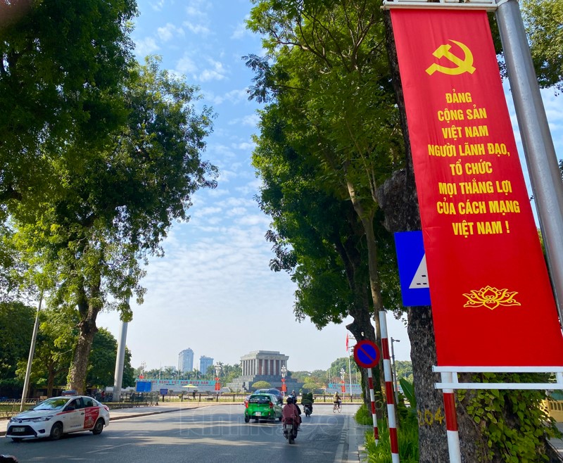 Ha Noi: Trang tri pano, ap-phich o cac tuyen pho chao mung Dai hoi Dang lan thu XIII - Hinh anh 6