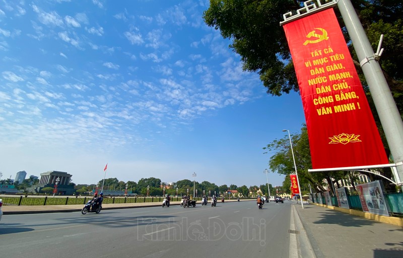 Ha Noi: Trang tri pano, ap-phich o cac tuyen pho chao mung Dai hoi Dang lan thu XIII - Hinh anh 7