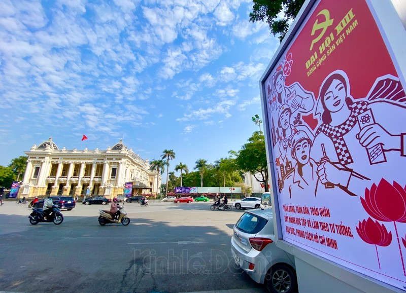 Ha Noi: Trang tri pano, ap-phich o cac tuyen pho chao mung Dai hoi Dang lan thu XIII - Hinh anh 9