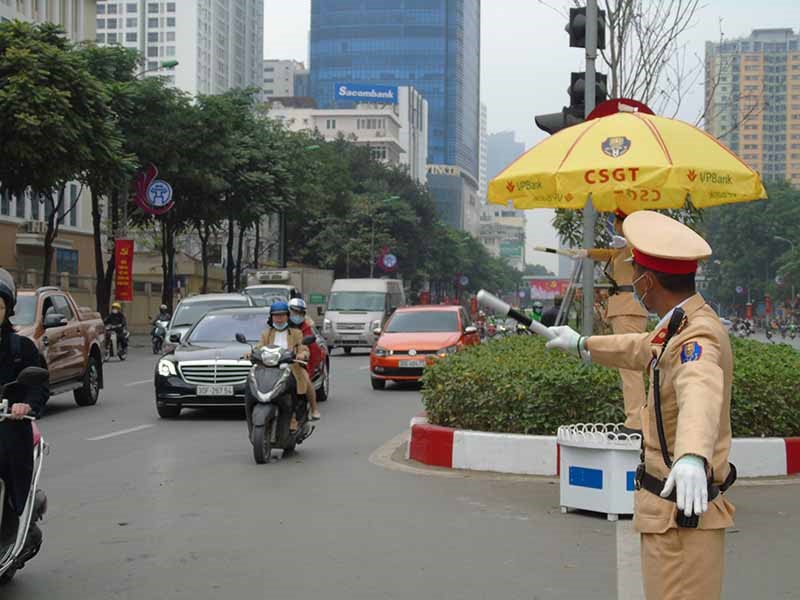 Luc luong canh sat giao thong phan luong, bao dam giao thong phuc vu Dai hoi Dang - Hinh anh 2