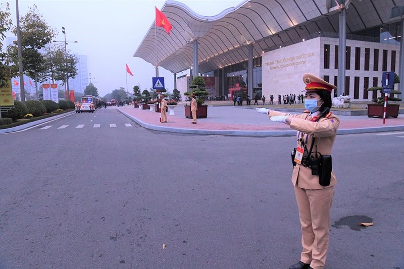 Luc luong canh sat giao thong phan luong, bao dam giao thong phuc vu Dai hoi Dang - Hinh anh 9