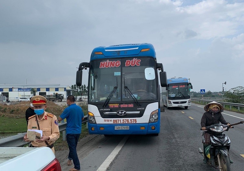 Quang Ngai: Khan truong truy vet nguoi di xe khach ve tu vung co dich - Hinh anh 1