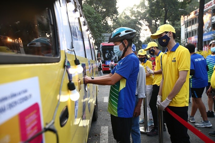 TP Ho Chi Minh: Xe bus phat khau trang tu dong, mien phi cho nguoi dan - Hinh anh 2