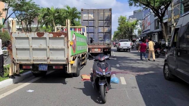 Va cham voi xe dau keo tren duong di sam Tet, nam thanh nien tu vong - Hinh anh 1