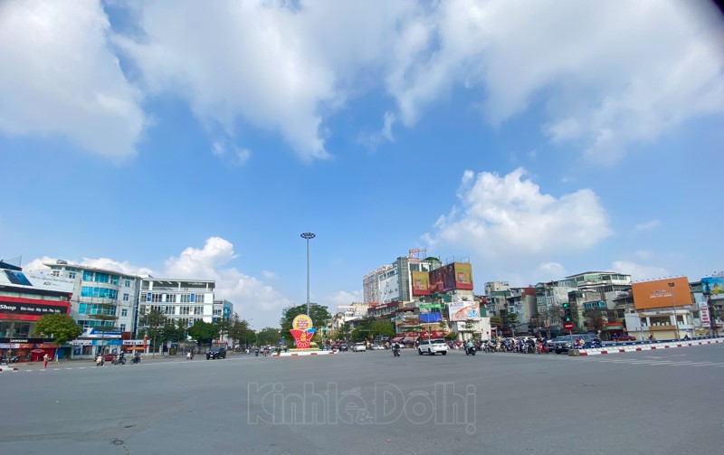 [Anh] Ha Noi: Duong pho thoang dang va yen binh trong sang 30 Tet - Hinh anh 11