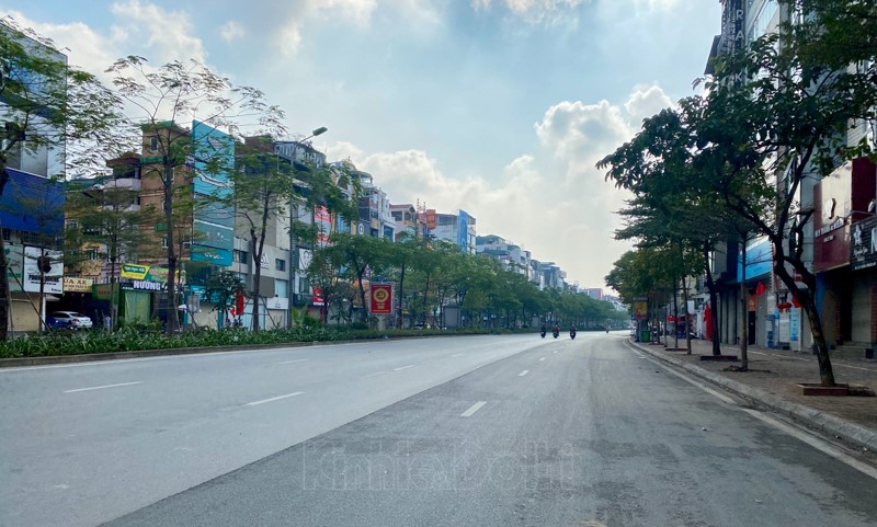 [Anh] Ha Noi: Duong pho thoang dang va yen binh trong sang 30 Tet - Hinh anh 12