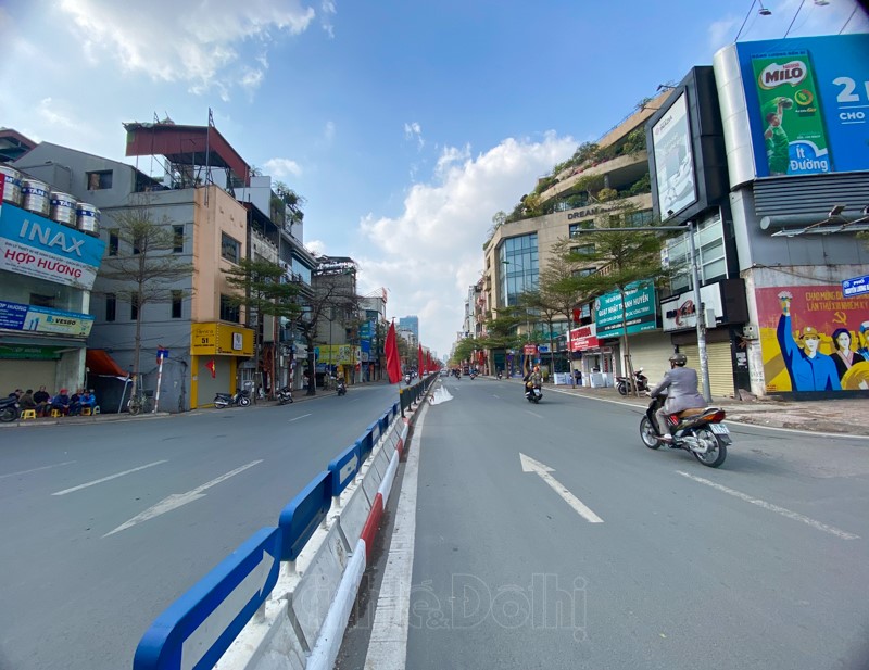 [Anh] Ha Noi: Duong pho thoang dang va yen binh trong sang 30 Tet - Hinh anh 13