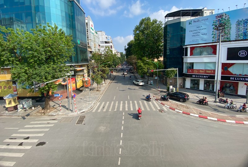 [Anh] Ha Noi: Duong pho thoang dang va yen binh trong sang 30 Tet - Hinh anh 1