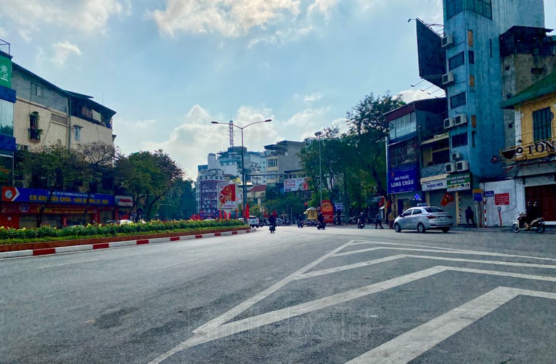 [Anh] Ha Noi: Duong pho thoang dang va yen binh trong sang 30 Tet - Hinh anh 6