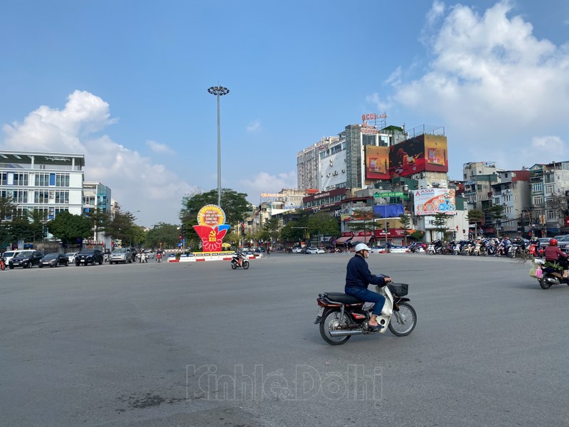 [Anh] Ha Noi: Duong pho thoang dang va yen binh trong sang 30 Tet - Hinh anh 7