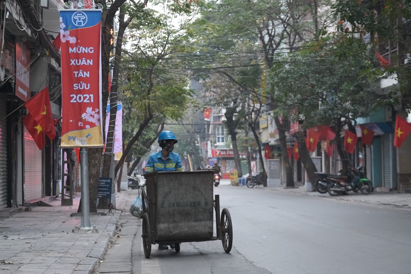 Duong pho Ha Noi thanh binh, sau lang trong som mung 1 Tet Tan Suu - Hinh anh 8