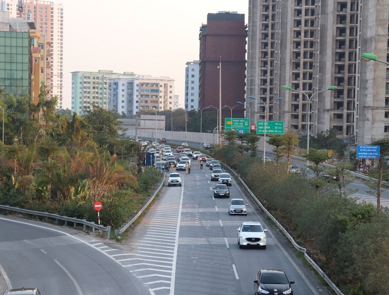 Chieu mung 3 Tet Tan Suu, nhieu phuong tien giao thong do ve Ha Noi - Hinh anh 2