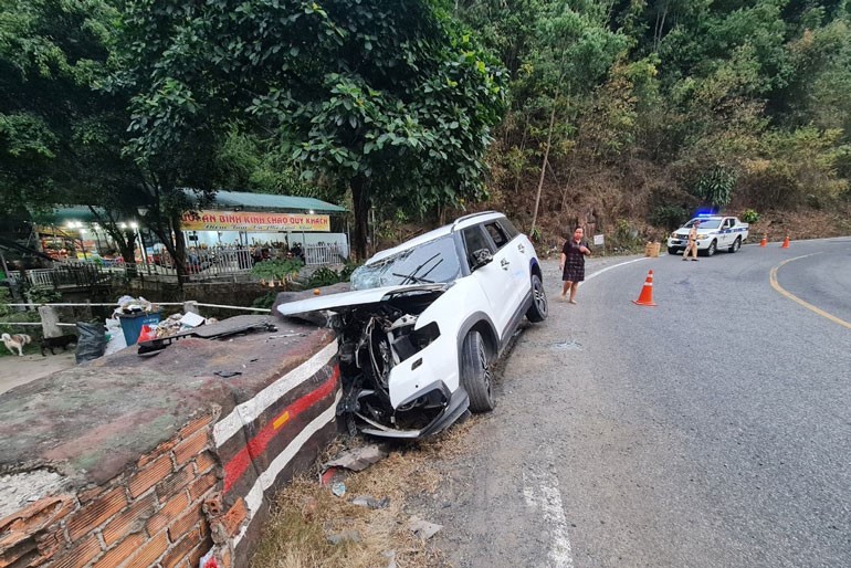 Tai nan o to tren deo Bao Loc khien 4 nguoi thuong vong - Hinh anh 1