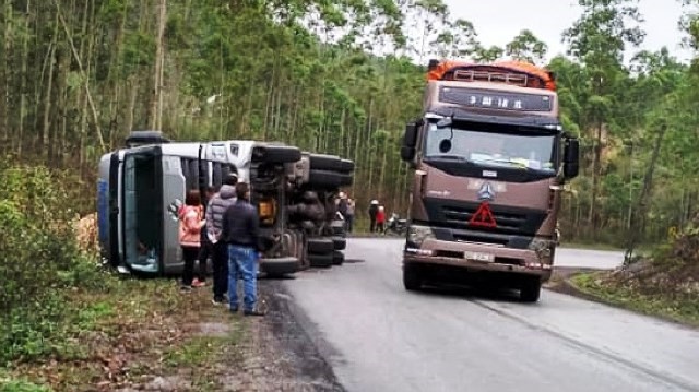 Tranh xe may di nguoc chieu xe dau keo lat nghieng tren quoc lo 279 - Hinh anh 1