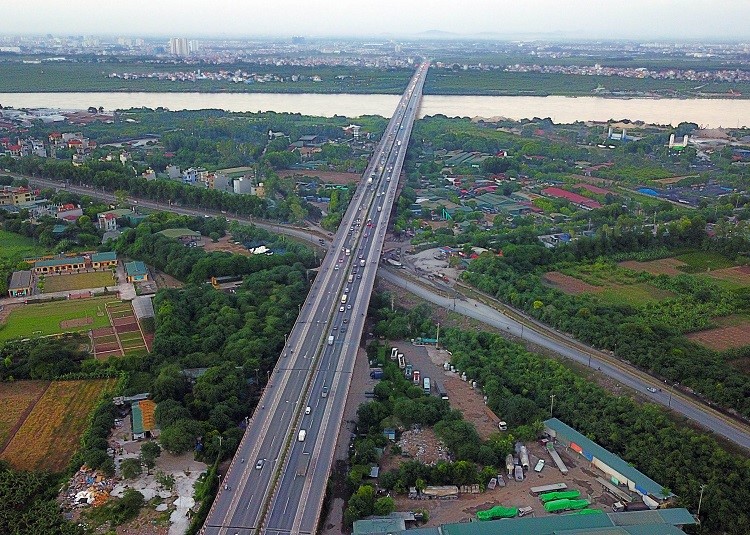 De xuat phan lai lan, giam toc do luu thong tren cau Thanh Tri - Hinh anh 1