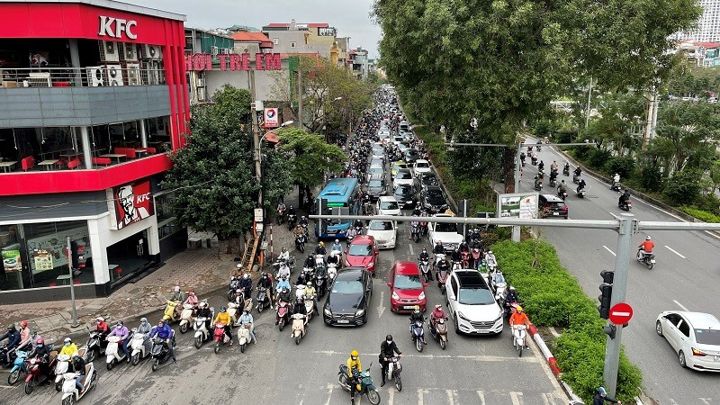 Giao thong ngay dau hoc sinh quay lai truong sau nghi Tet: Noi un u, noi thong thoang - Hinh anh 2