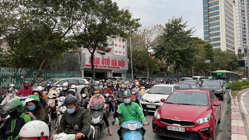 Giao thong ngay dau hoc sinh quay lai truong sau nghi Tet: Noi un u, noi thong thoang - Hinh anh 3