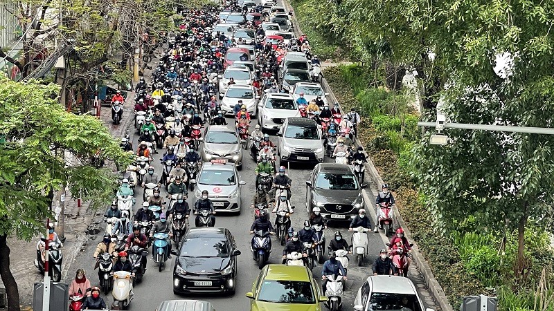 Giao thong ngay dau hoc sinh quay lai truong sau nghi Tet: Noi un u, noi thong thoang - Hinh anh 4