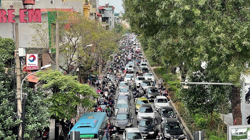 Giao thong ngay dau hoc sinh quay lai truong sau nghi Tet: Noi un u, noi thong thoang - Hinh anh 6