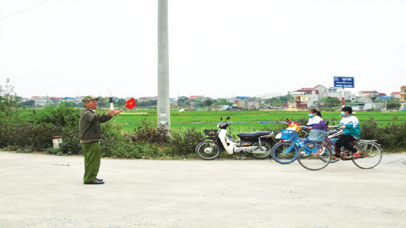 “Canh sat giao thong” tuoi 62 - Hinh anh 1