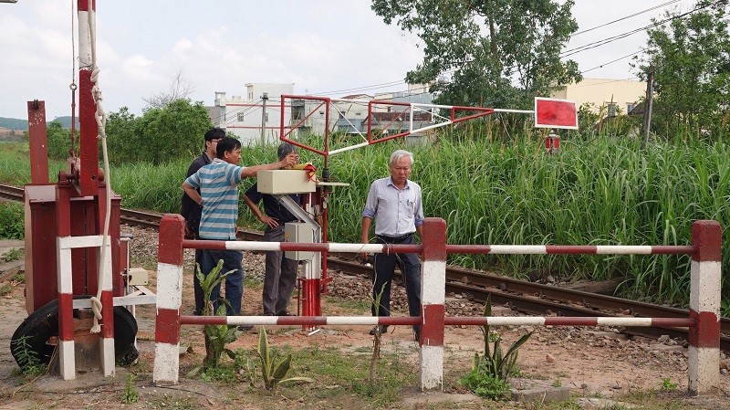 Quang Ngai: O to vuot gac chan tau hoa, 3 nguoi trong cung gia dinh thuong vong - Hinh anh 2