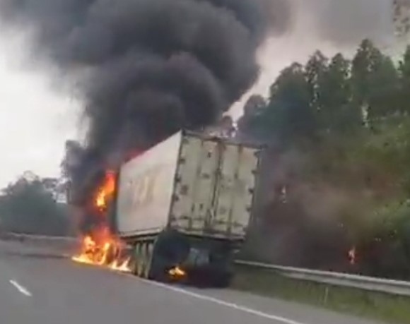 Xe container cho hang dong lanh chay du doi tren Cao toc Noi Bai - Lao Cai - Hinh anh 1