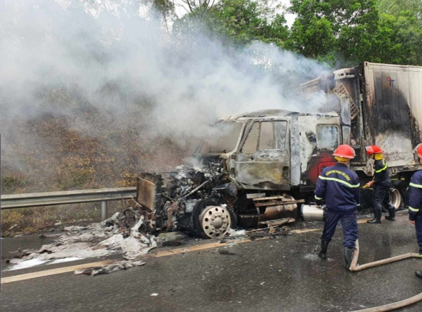 Xe container cho hang dong lanh chay du doi tren Cao toc Noi Bai - Lao Cai - Hinh anh 2