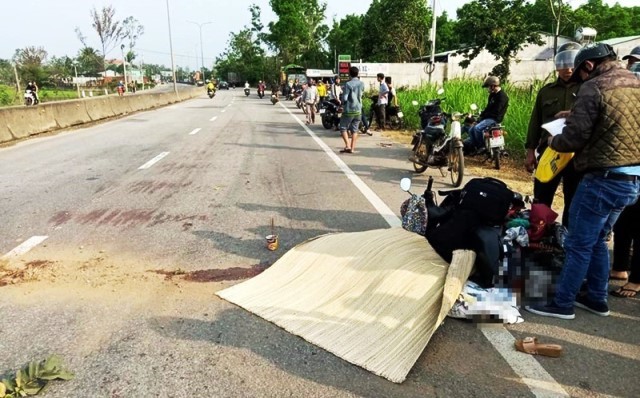 Quay lai lay mu bao hiem, nguoi phu nu bi xe tai tong tu vong - Hinh anh 1