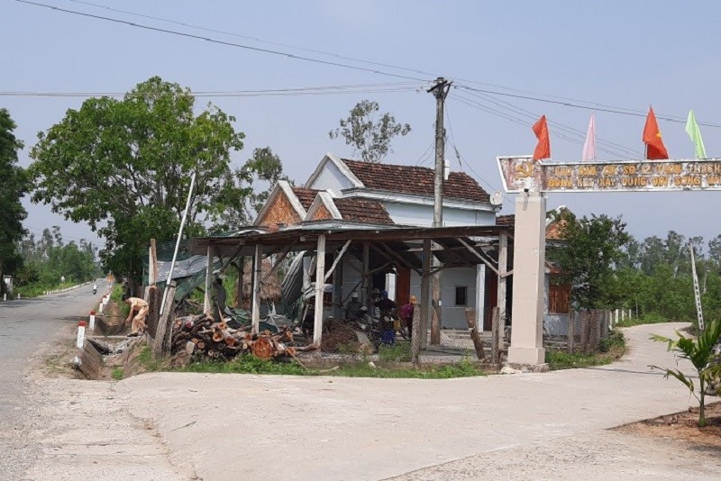 Quang Ngai: Xe cho go dam lao thang vao nha dan ben duong - Hinh anh 2