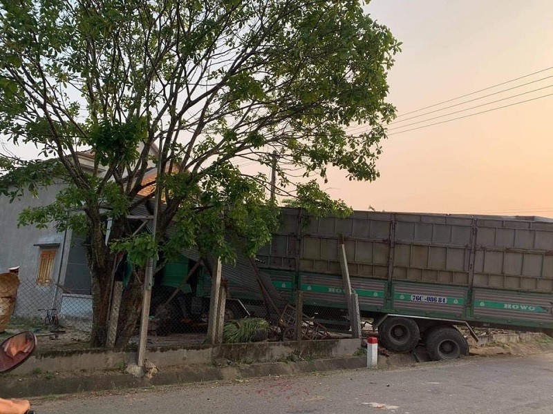 Quang Ngai: Xe cho go dam lao thang vao nha dan ben duong - Hinh anh 1