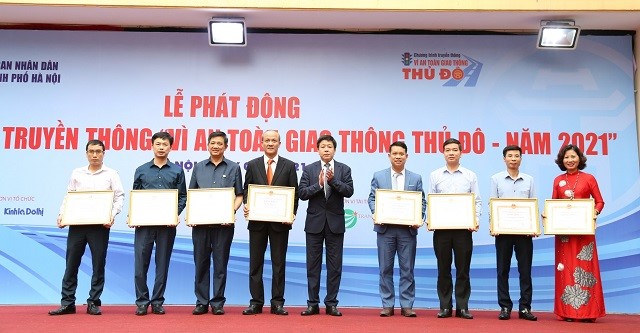 Tong ket Chuong trinh truyen thong “Vi an toan giao thong Thu do” nam 2020, trao giai cuoc thi trac nghiem tren internet  - Hinh anh 3