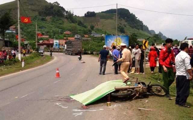 Tai nan giao thong moi nhat hom nay 4/4: Nu tai xe tu vong thuong tam duoi banh xe dau keo tren Quoc lo 6 - Hinh anh 1